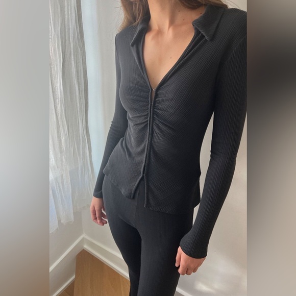 Oak + Fort Ribbed Ruched Front Top - Picture 2 of 5